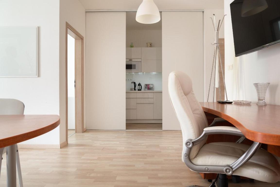 Great Tourist And Business Apartment Near Center Bratislava Exteriör bild